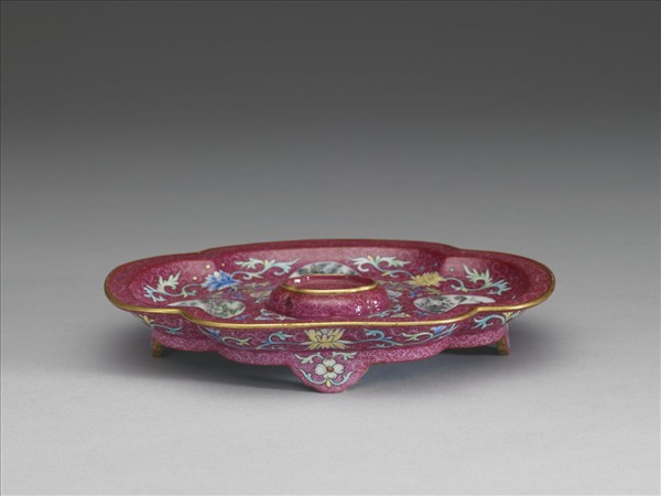 琺瑯彩紫地開光山水圖海棠式盤