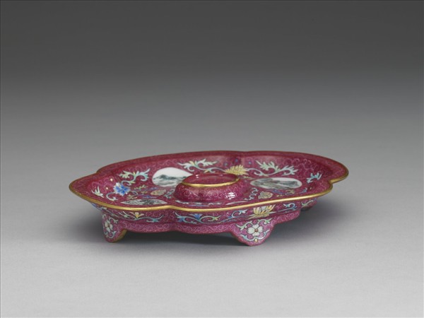 琺瑯彩紫地開光山水圖海棠式盤