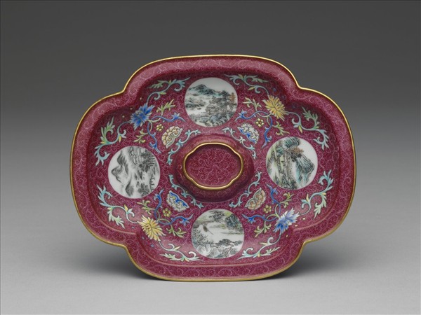 琺瑯彩紫地開光山水圖海棠式盤