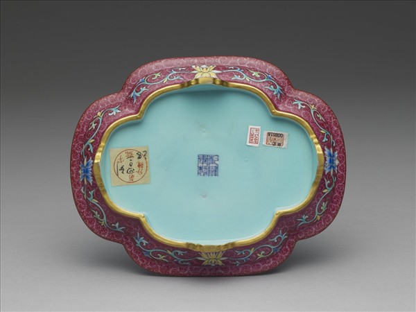 琺瑯彩紫地開光山水圖海棠式盤