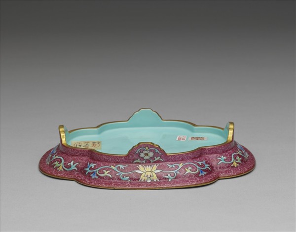 琺瑯彩紫地開光山水圖海棠式盤