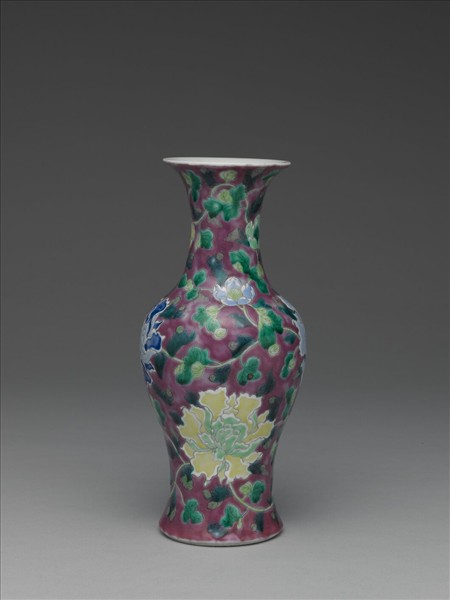 琺瑯彩牡丹紋瓶