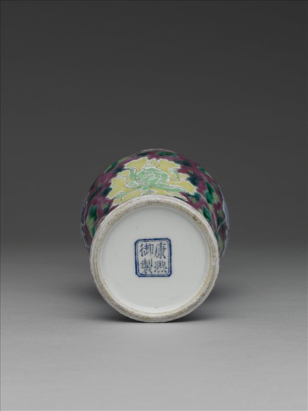 琺瑯彩牡丹紋瓶