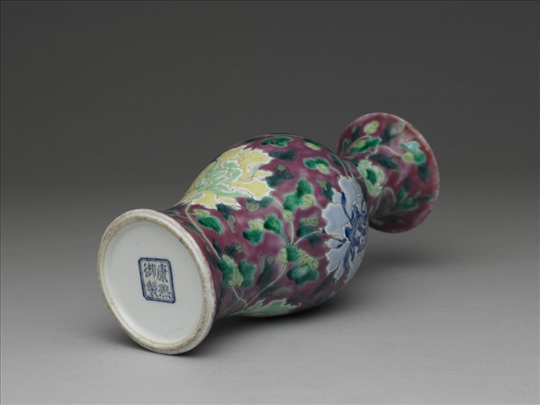 琺瑯彩牡丹紋瓶