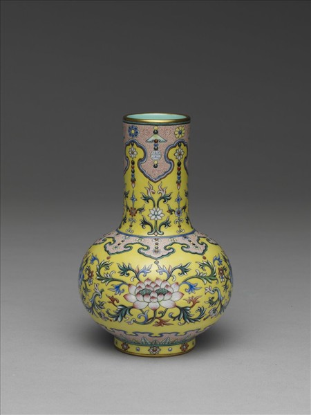 粉彩花卉長頸瓶