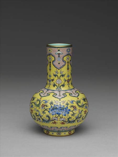 粉彩花卉長頸瓶