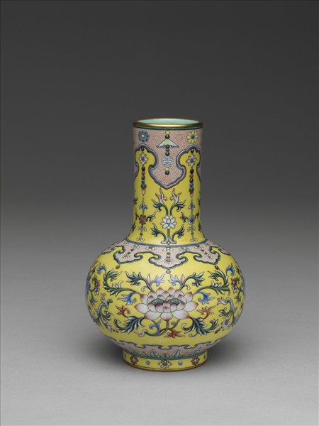 粉彩花卉長頸瓶