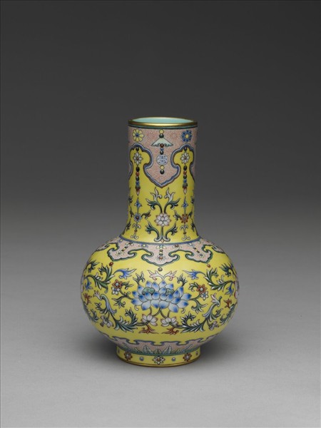 粉彩花卉長頸瓶