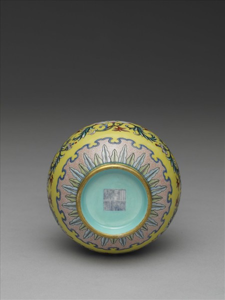 粉彩花卉長頸瓶