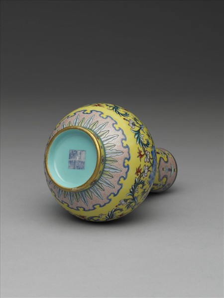 粉彩花卉長頸瓶