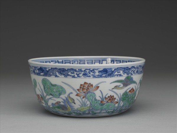 青花鬥彩蓮塘鴛鴦碗
