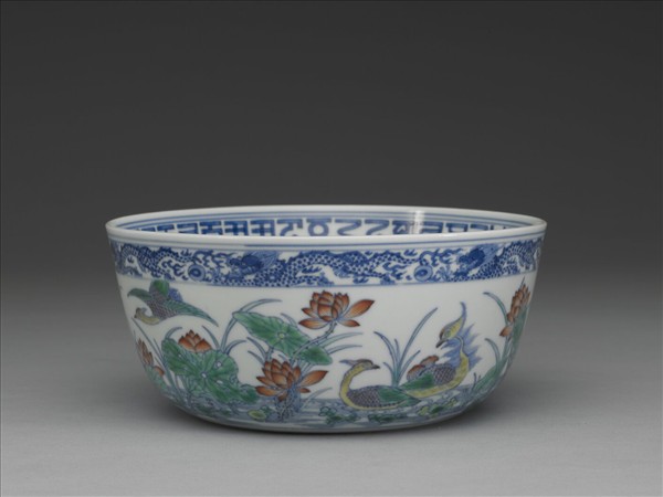 青花鬥彩蓮塘鴛鴦碗