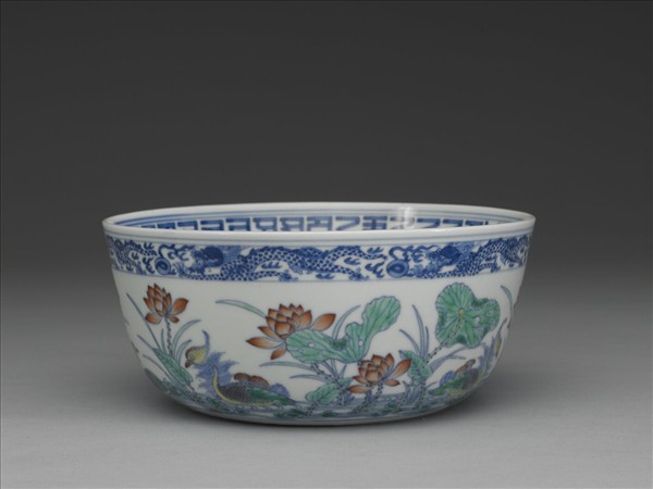 青花鬥彩蓮塘鴛鴦碗