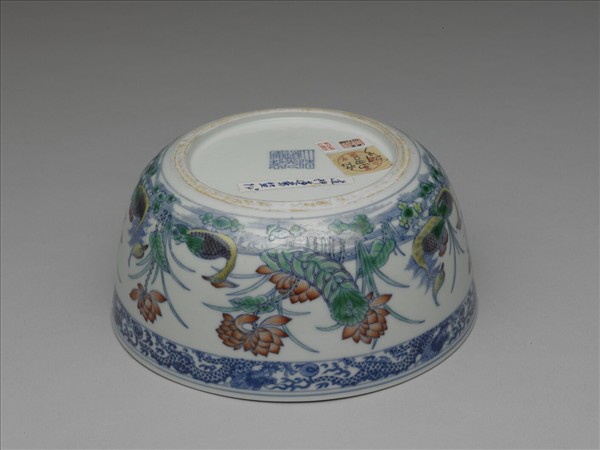 青花鬥彩蓮塘鴛鴦碗