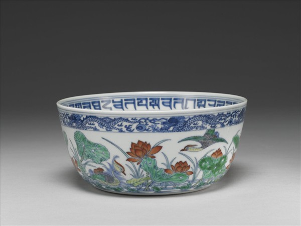 青花鬥彩蓮塘鴛鴦碗
