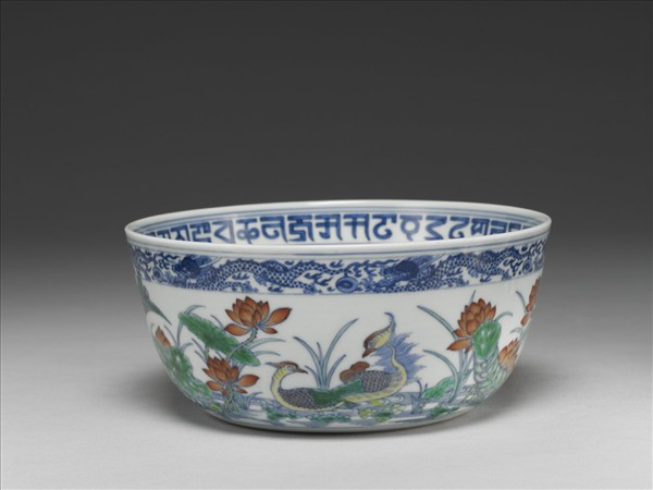 青花鬥彩蓮塘鴛鴦碗
