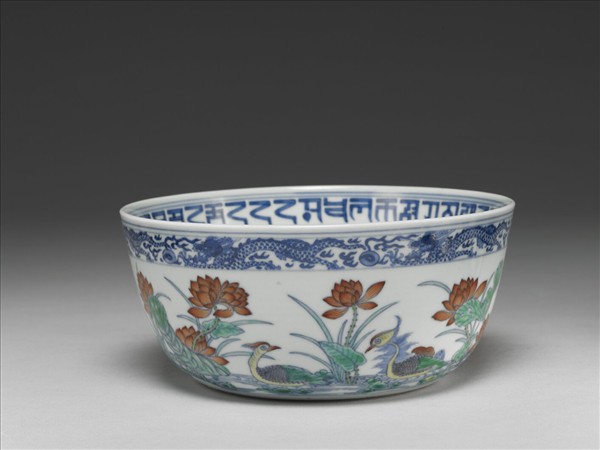青花鬥彩蓮塘鴛鴦碗