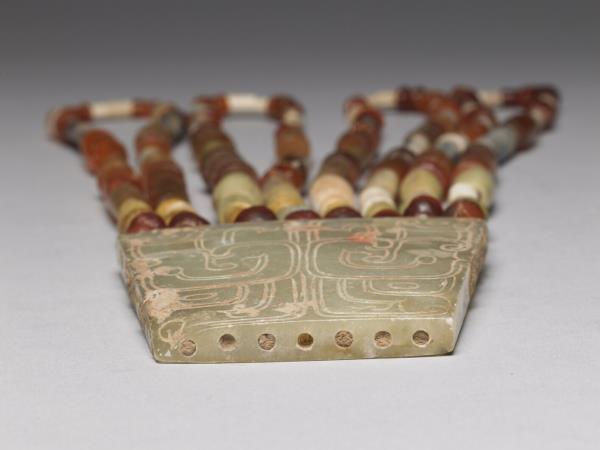 玉石牌聯珠串飾