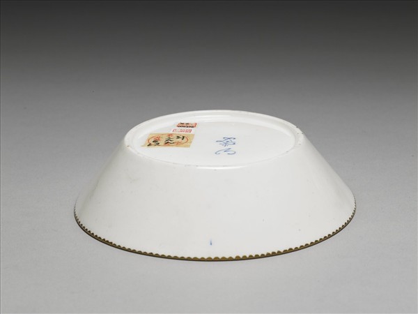 藍地描金五彩花籃徽記碟