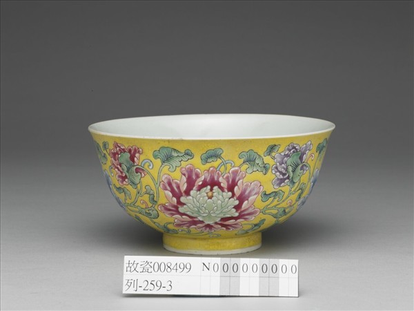琺瑯彩黃地牡丹紋碗