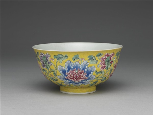 琺瑯彩黃地牡丹紋碗