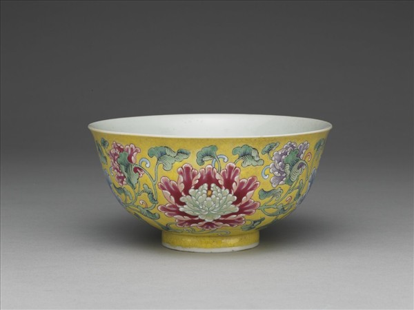 琺瑯彩黃地牡丹紋碗