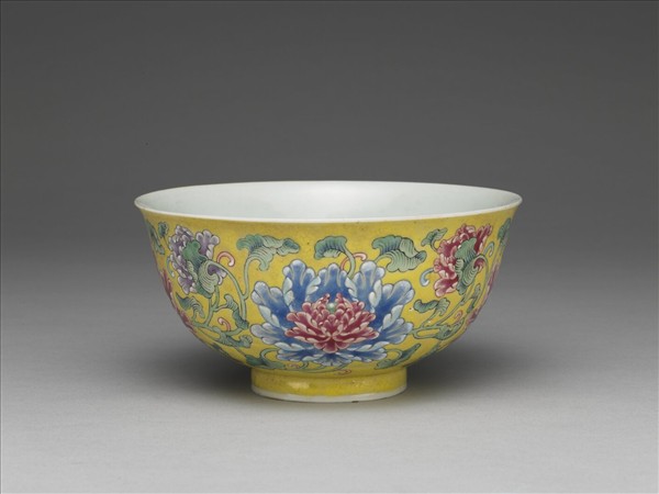 琺瑯彩黃地牡丹紋碗