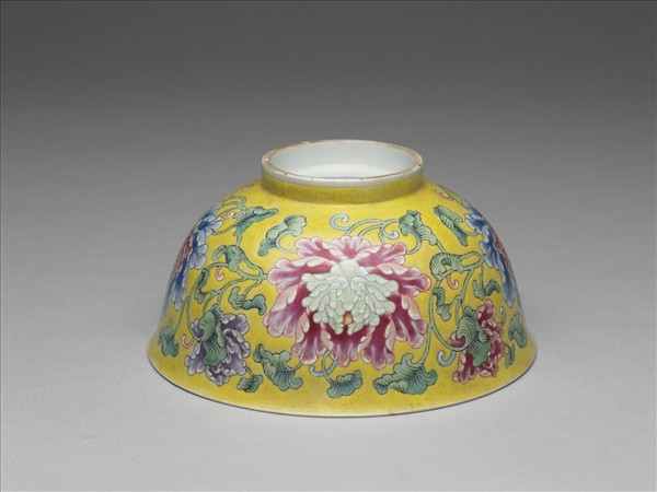 琺瑯彩黃地牡丹紋碗