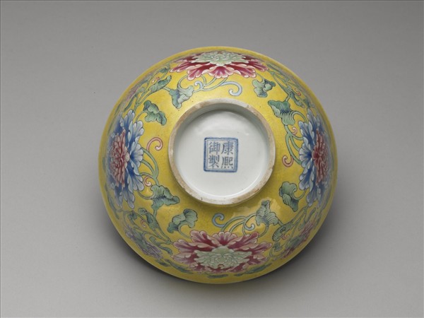 琺瑯彩黃地牡丹紋碗