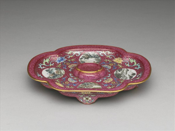 琺瑯彩紫地開光山水圖海棠式盤