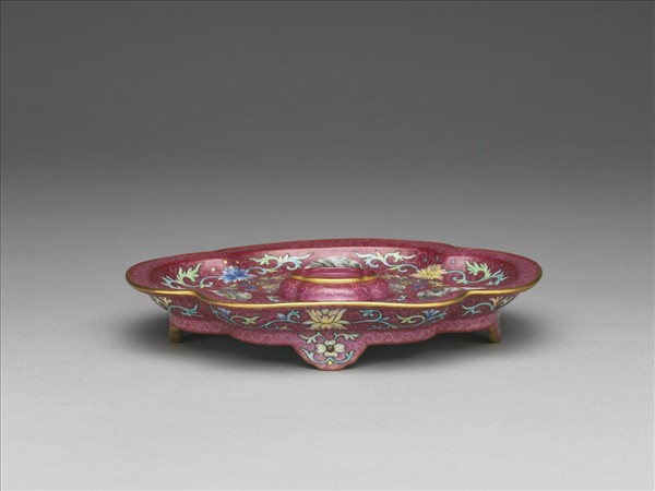 琺瑯彩紫地開光山水圖海棠式盤