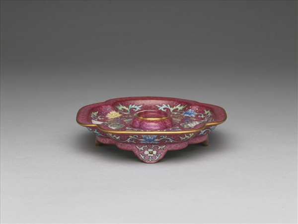 琺瑯彩紫地開光山水圖海棠式盤