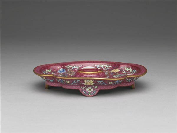 琺瑯彩紫地開光山水圖海棠式盤