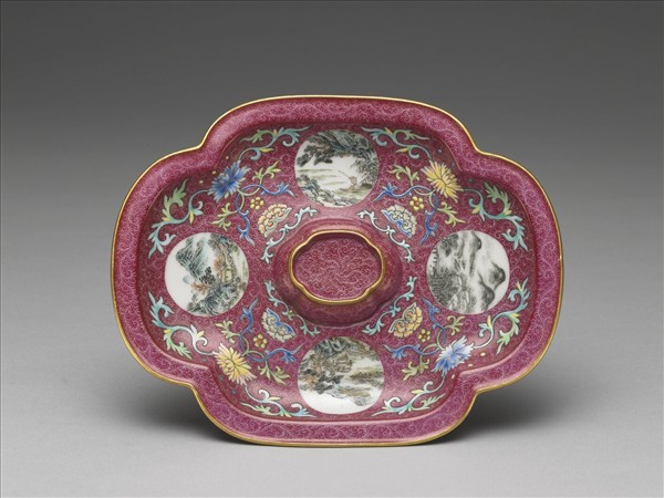 琺瑯彩紫地開光山水圖海棠式盤