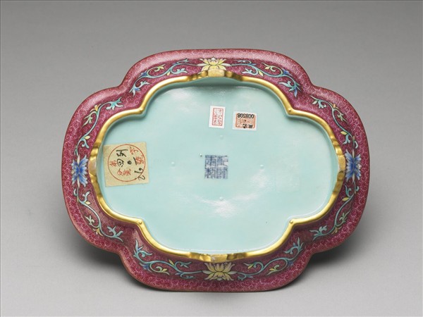 琺瑯彩紫地開光山水圖海棠式盤