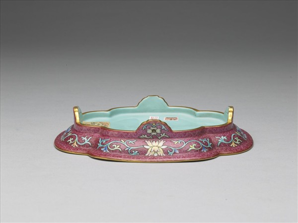 琺瑯彩紫地開光山水圖海棠式盤