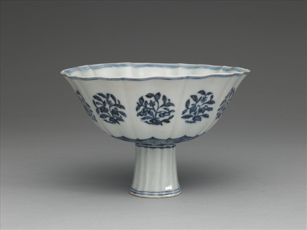 青花團花紋高足碗