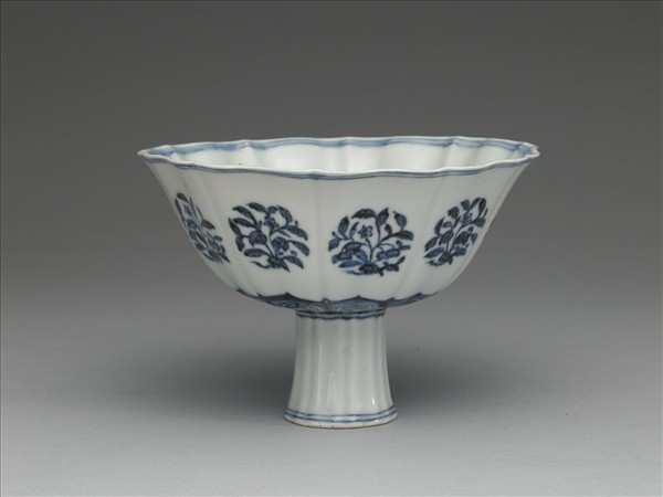青花團花紋高足碗