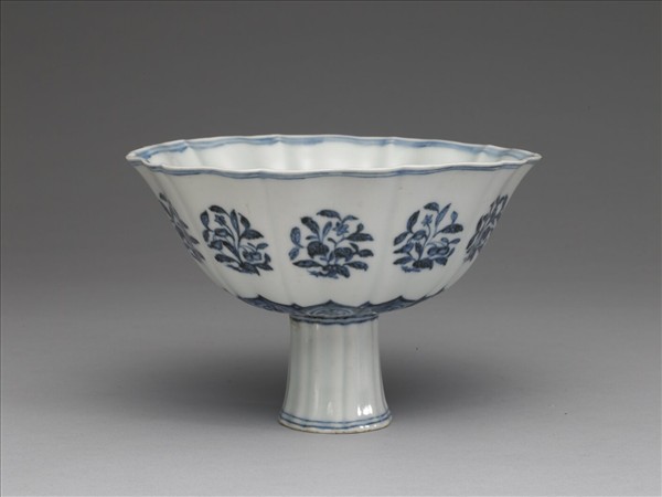 青花團花紋高足碗