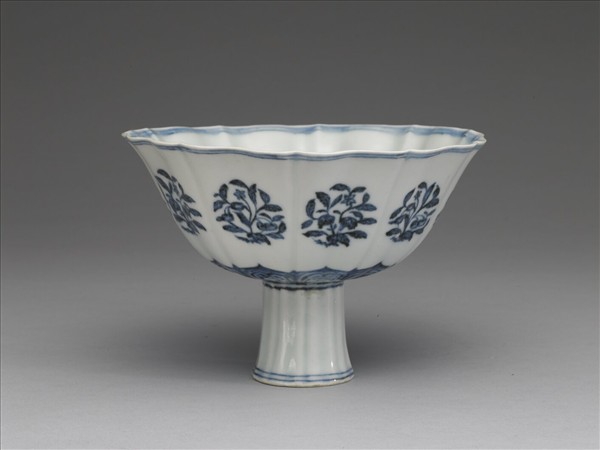 青花團花紋高足碗