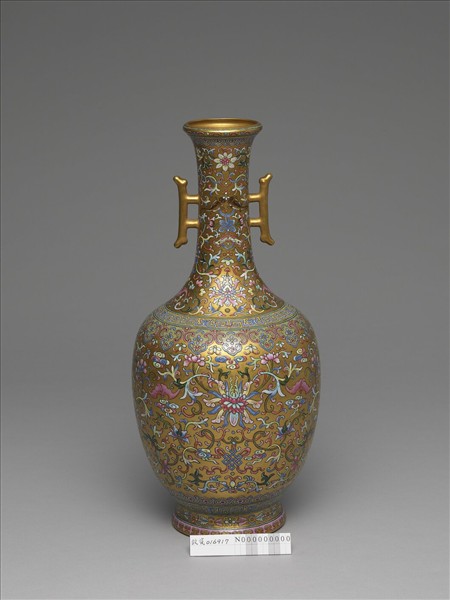 粉彩金地花卉紋戟耳瓶