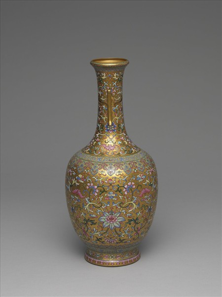 粉彩金地花卉紋戟耳瓶