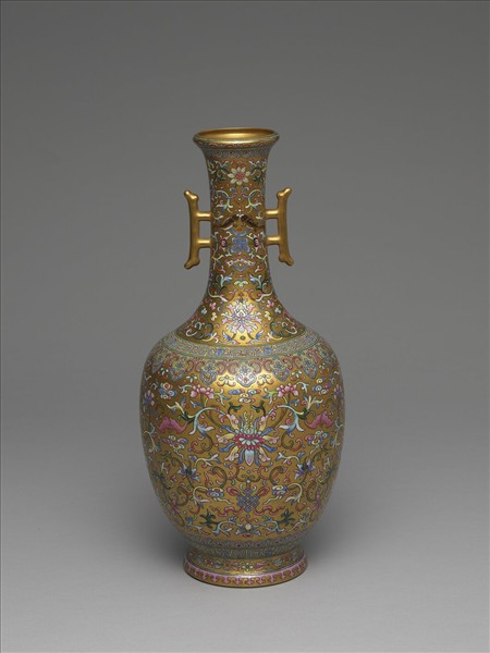 粉彩金地花卉紋戟耳瓶