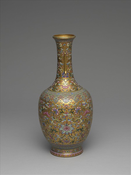 粉彩金地花卉紋戟耳瓶