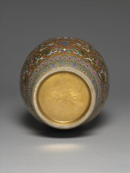 粉彩金地花卉紋戟耳瓶