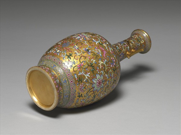 粉彩金地花卉紋戟耳瓶