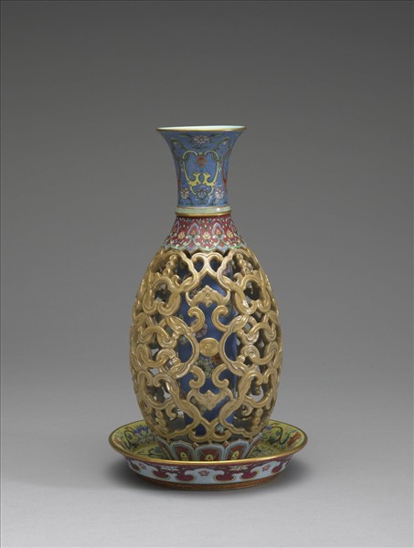 粉彩鏤空垂雲轉心瓶