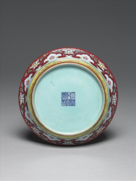 粉彩鏤空垂雲轉心瓶