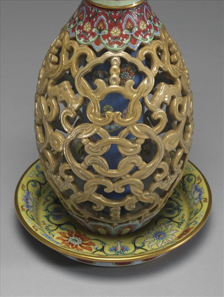 粉彩鏤空垂雲轉心瓶