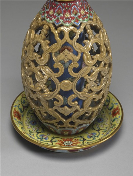 粉彩鏤空垂雲轉心瓶